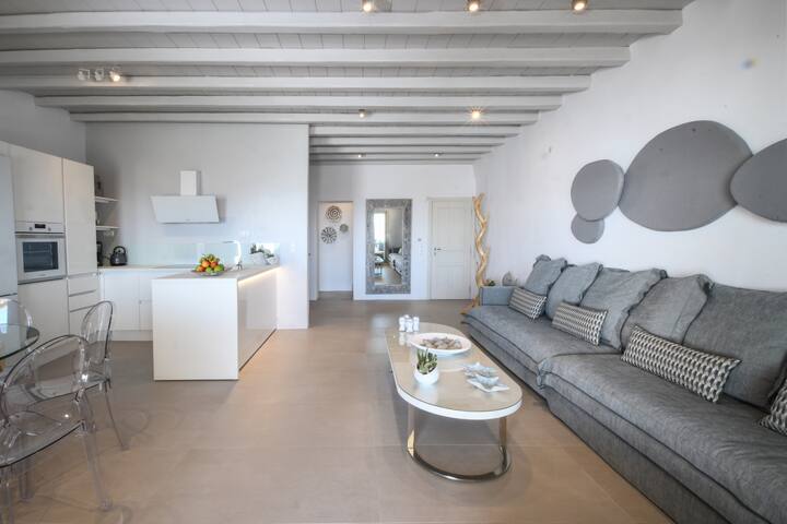 Super Paradise. Private Pool. Free Maid Service. gallery image 3