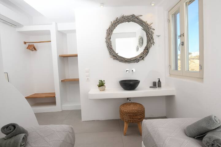 Super Paradise. Private Pool. Free Maid Service. gallery image 5