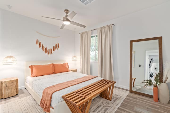 ห้องนอนที่สองมีเตียงขนาดควีนไซส์พร้อมพื้นที่สำหรับผู้เข้าพักเพิ่มเติมสองคน!