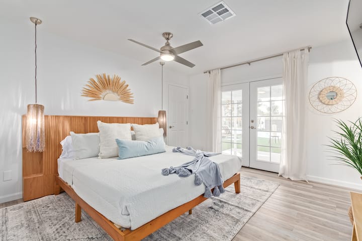 ใครจะไม่อยากตื่นมาเห็นวิวสวนหลังบ้านจากห้องนอนหลัก? ห้องนอนหลักมีเตียงขนาดคิงไซส์สมาร์ททีวีตู้เสื้อผ้าแบบเดินเข้าได้ขนาดใหญ่และห้องน้ำในตัว 