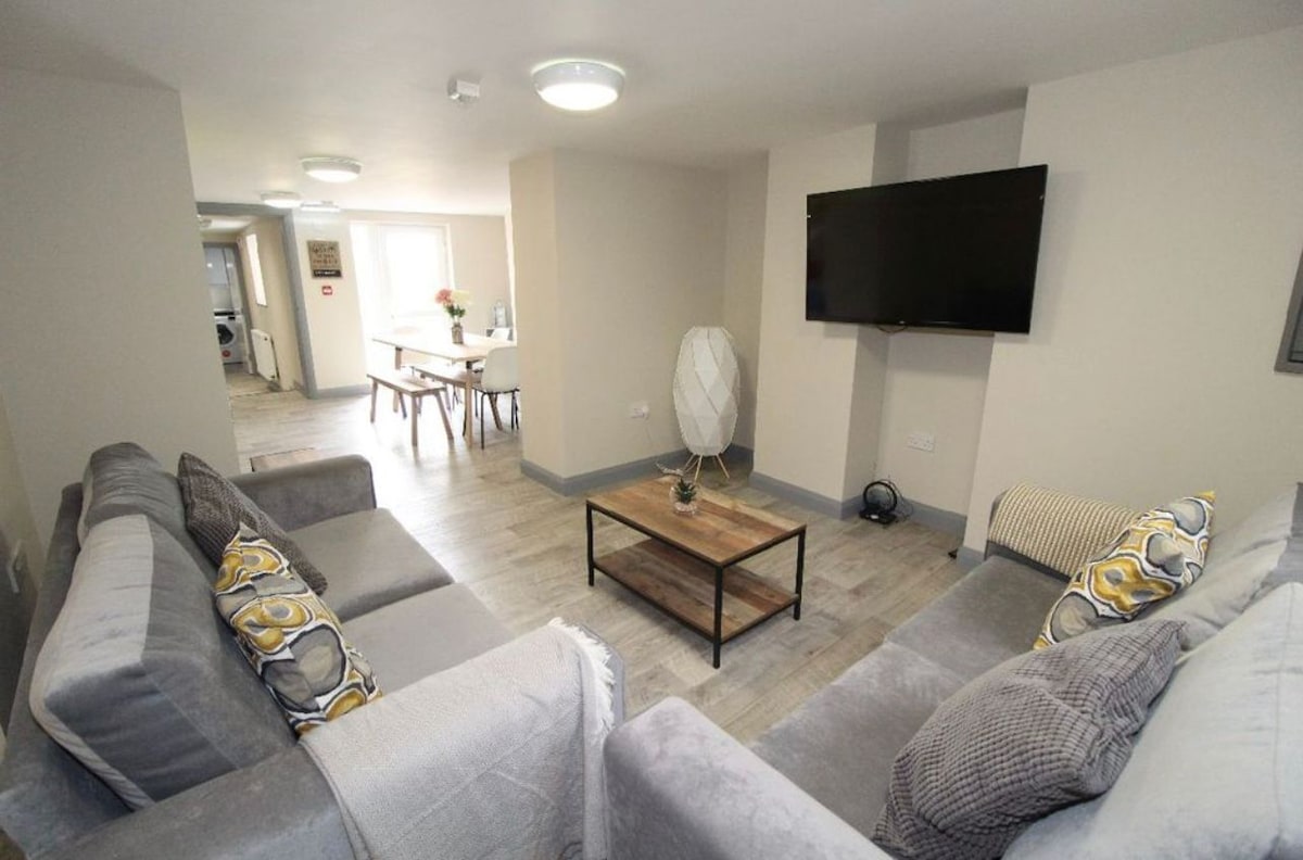 Successful Airbnb property: Executive 6 Bed Ensuite | Parking in Preston in Ingol And Tanterton