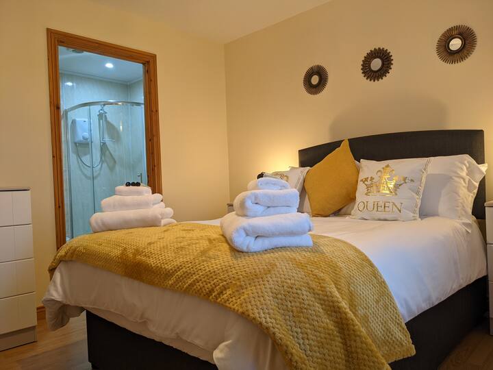 Dunluce Castle Bedroom with en-suite - The Ferns