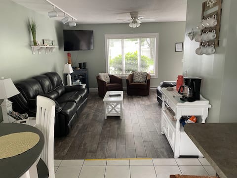 2 Bedroom Townhouse - Walk to Beach / Pier