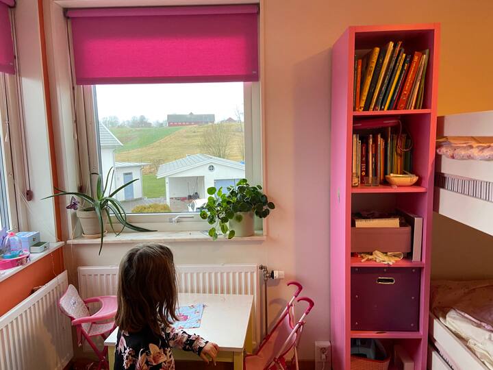 Tercer dormitorio en la planta superior con varios juguetes2