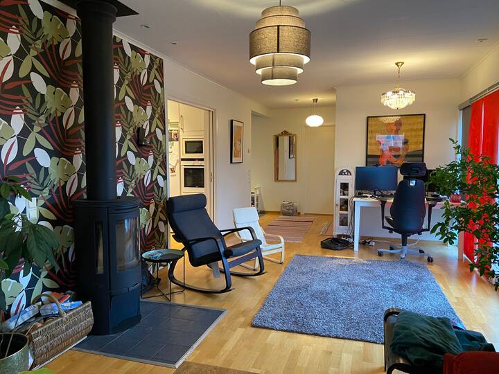 Sala de estar en la planta baja y trabajar desde la oficina en casa