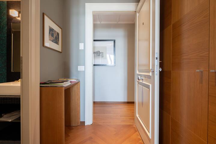 Ve.N.I.Ce. Cera Tintoretto Suite gallery image 5