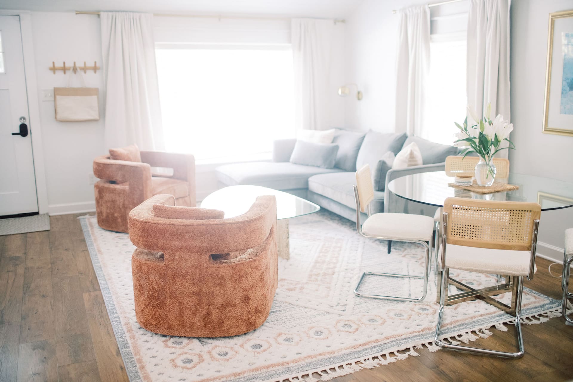 Cozy Luxe Cottage by Falls Lake