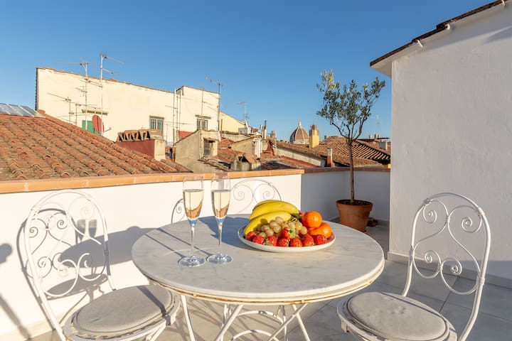 ‘NEW’ Art & Design Apt with Panoramic Terrace