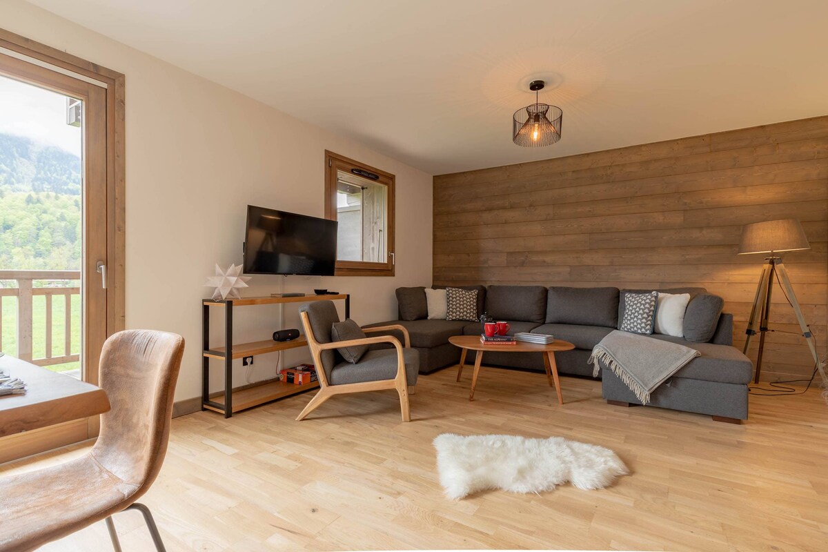 Top performing Airbnb: Amazing Modern Apartment 85sq/m *walk to ski lift* in Samoëns