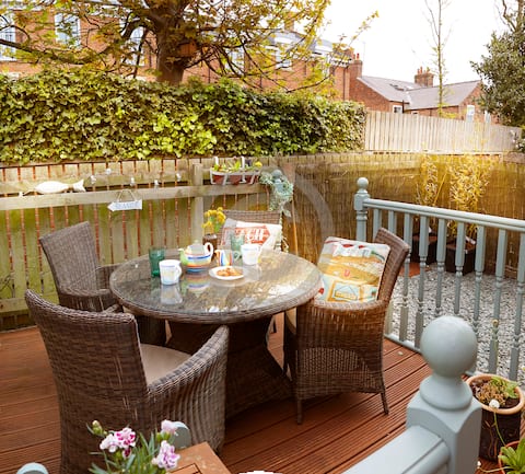 Successful Airbnb property: FILEY town 3 bedroom house, courtyard, parking in Filey