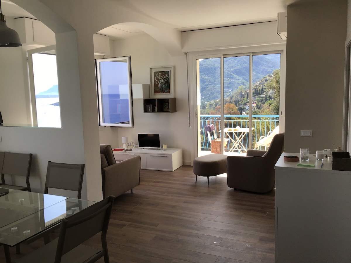 Top Airbnb: Le Soleil, top floor with a view overlooking the sea in Ventimiglia