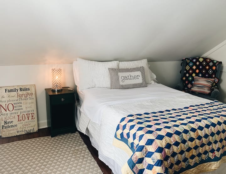 Primer dormitorio de arriba. Una cama doble.