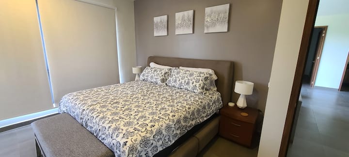 Glavna spavaća soba s bračnim krevetom i sjenilima za zamračivanje.