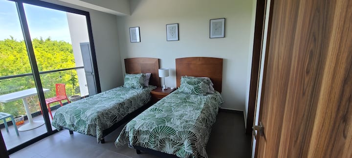 Druga spavaća soba s dva kreveta za jednu osobu.