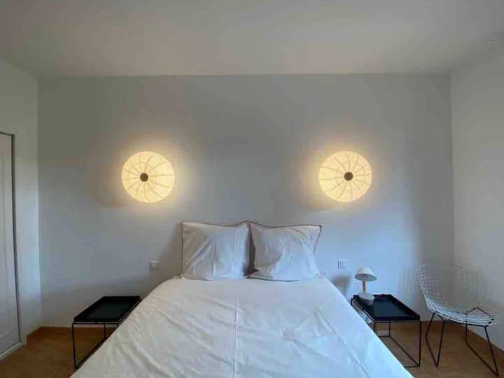 1号卧室位于底层-双人卧室床160 x 200