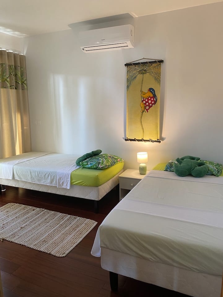 Chambre à deux lits dans la maison principale.