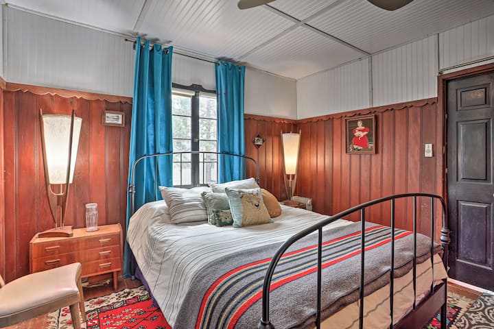 Este dormitorio cuenta con una cama resistente con un lujoso colchón nuevo y ropa de cama de algodón con mantas adicionales.