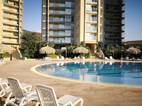Stylish and cozy condo near beach, 400MPBS