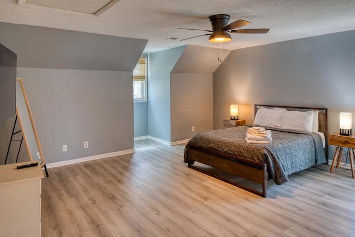 Spálňa na poschodí, jedna z 2 veľkých spální na poschodí s manželskou posteľou Queen.  *Všetky postele v bývaní sú veľké ako menšia manželská posteľ.