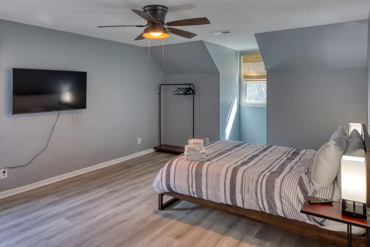 Spálňa na poschodí s manželskou posteľou.