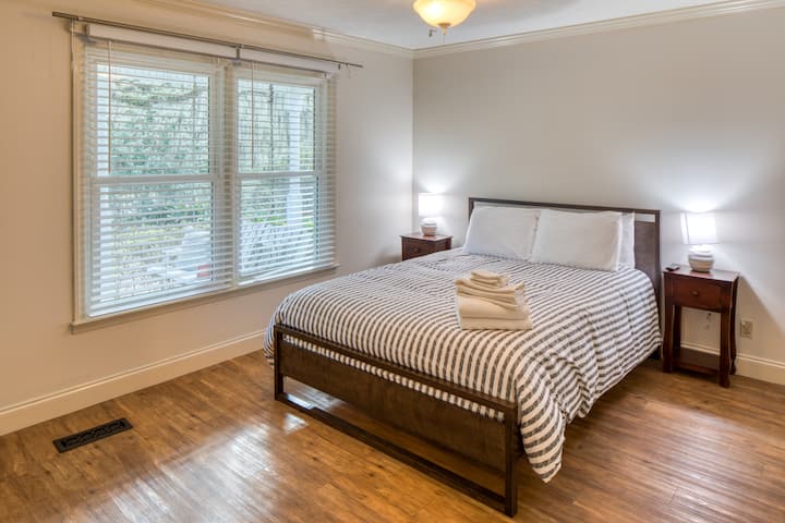 Spálňa na prízemí s manželskou posteľou Queen.