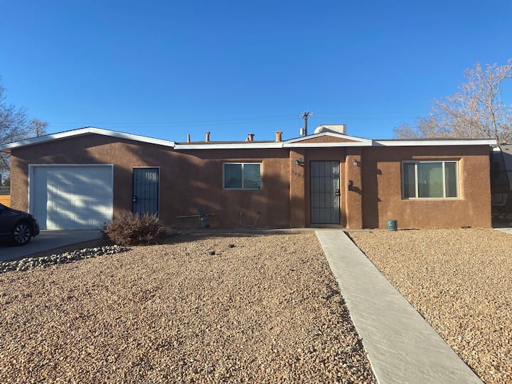 Two Bedroom Cozy House In Convenient Uptown Area. - Albuquerque, NM