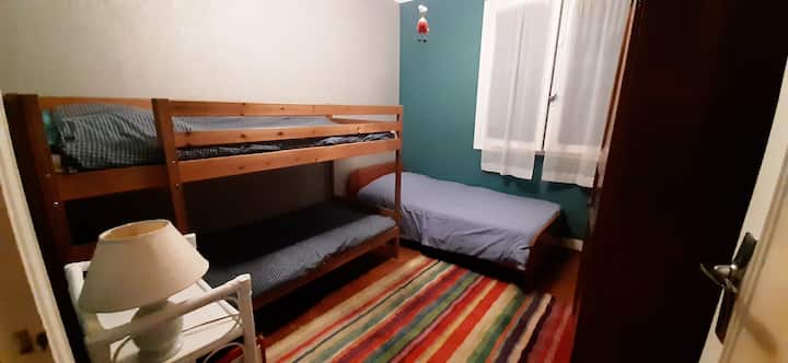Chambre avec lit en 90 - 190 et lits superposés en 90