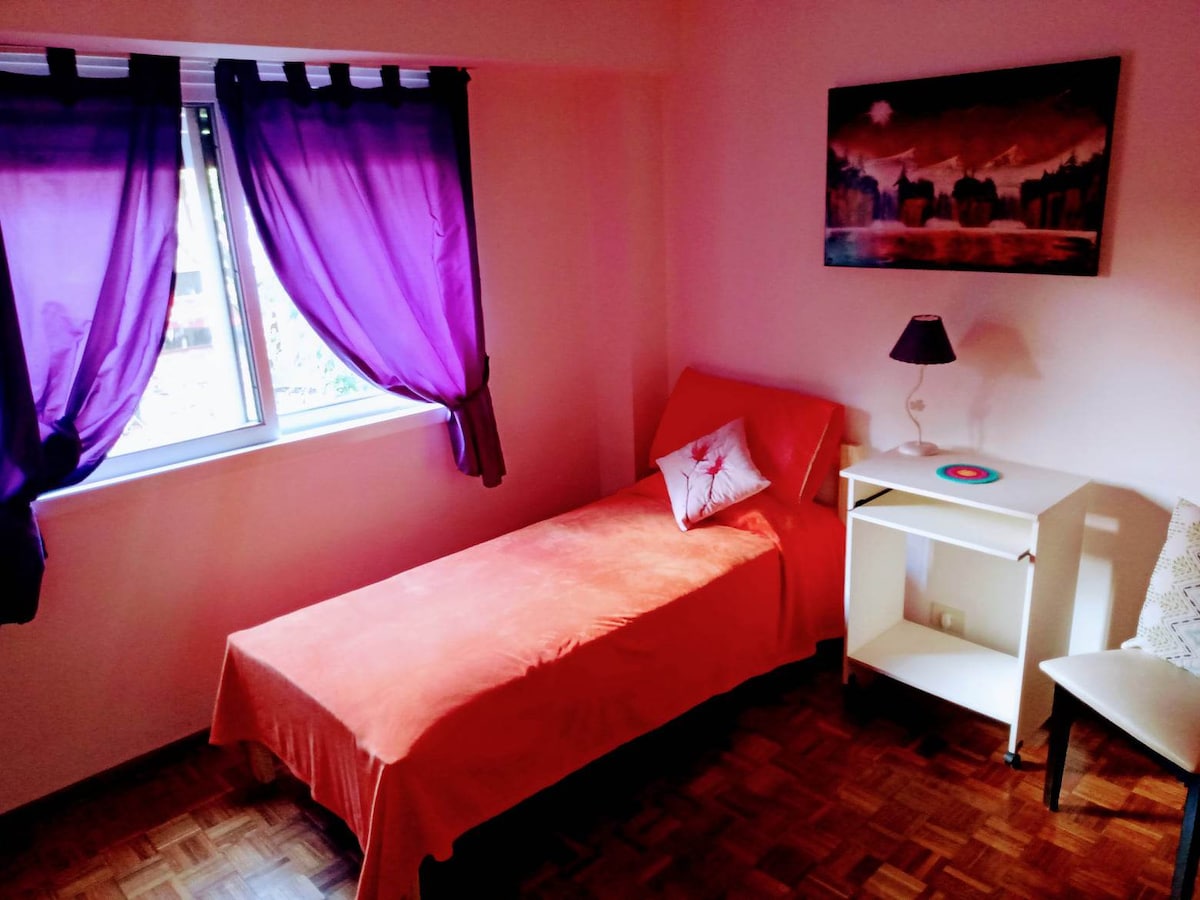 Habitación en departamento con balcón en Constitución