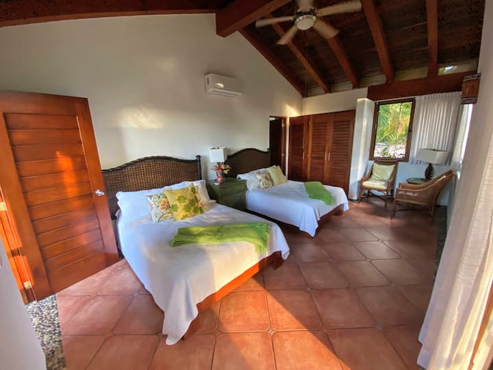 Надворешен зелен апартман со поглед на океан од балконот.