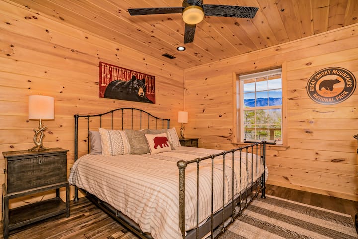 غرفة نوم منخفضة المستوى بمقاس كبير بإطلالة. 