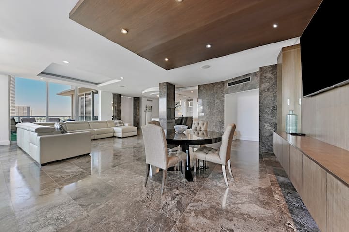 LUXURY PENTHOUSE ON THE BEACH 3/3 OCEANFRONT CONDO gallery image 4