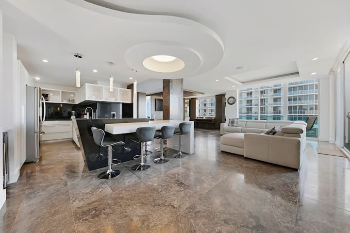 LUXURY PENTHOUSE ON THE BEACH 3/3 OCEANFRONT CONDO gallery image 3