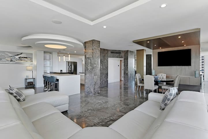 LUXURY PENTHOUSE ON THE BEACH 3/3 OCEANFRONT CONDO gallery image 2