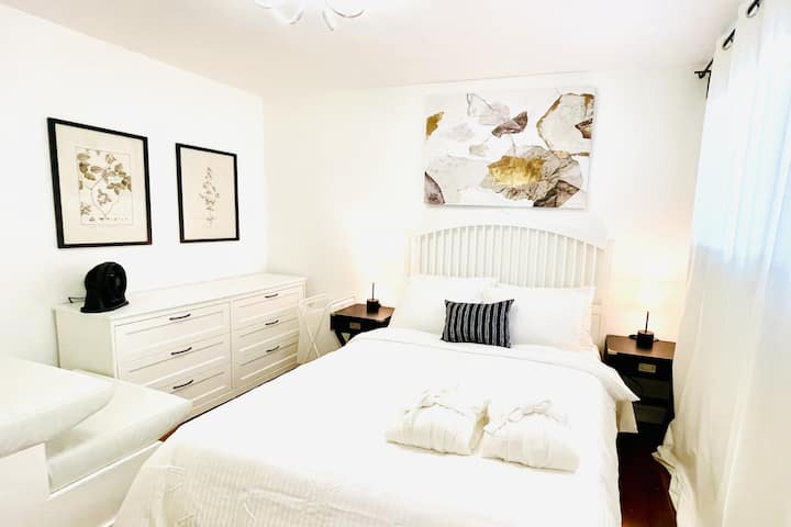 първа спалня с двойно легло и смарт телевизия с хромозом.