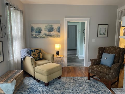 Popular Airbnb listing: Cottage Oakwood -Convenient-Berry,Tennis, Downtwn in Rome