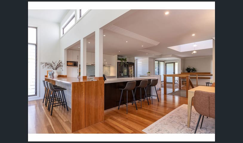 Beachfront home, Indulge@Surfriders gallery image 3