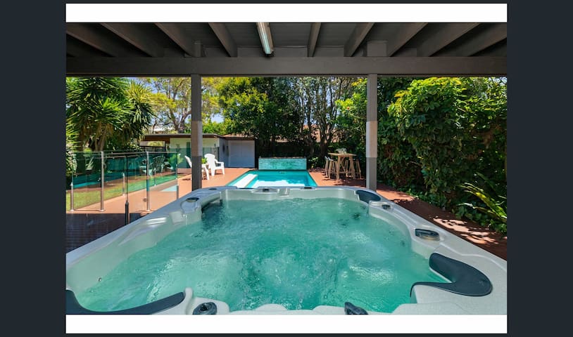 Beachfront home, Indulge@Surfriders gallery image 4