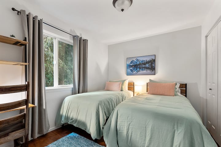 Len chcete svoju vlastnú posteľ, máte ju - s výhľadom do lesa sú 2 plyšové dvojčatá! Izba je vybavená vyhradeným pracovným priestorom.