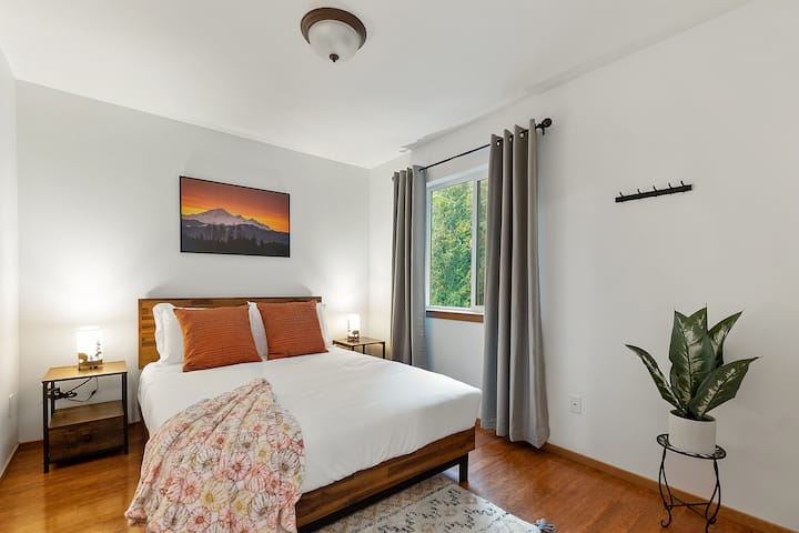 Niektorí z nás majú radi pevnú posteľ, môžete byť jedným z nich - postarali sme sa o vás v tejto rohovej izbe s výhľadom do lesa!