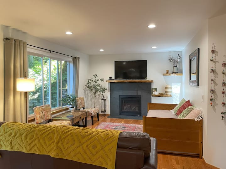 Ak sa rozhodnete rezervovať pre 9 alebo 10 osôb, môžete použiť útulnú pohovku s kobercom na ubytovanie ďalších hostí v otvorenej obývacej izbe.