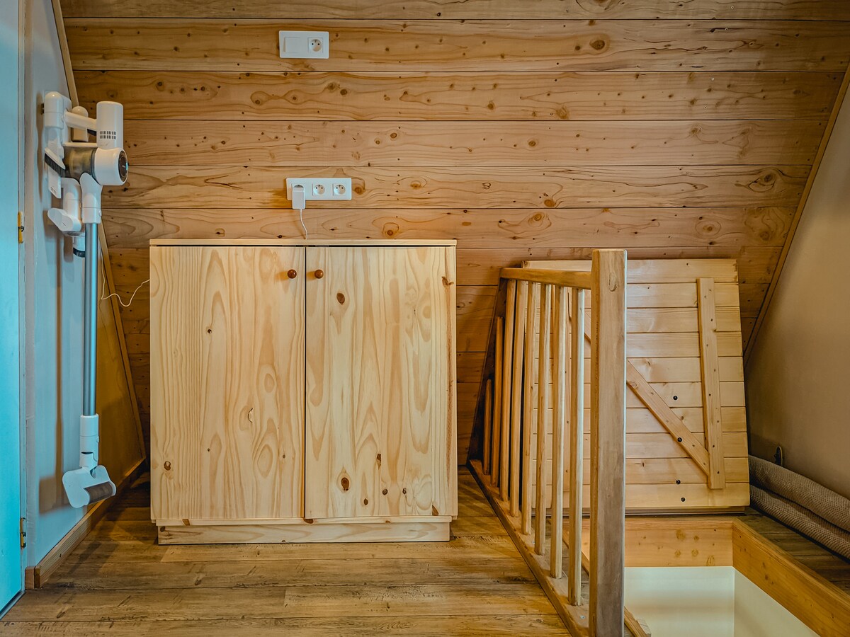 Top bedroom with cordless storage and vacuum cleaner