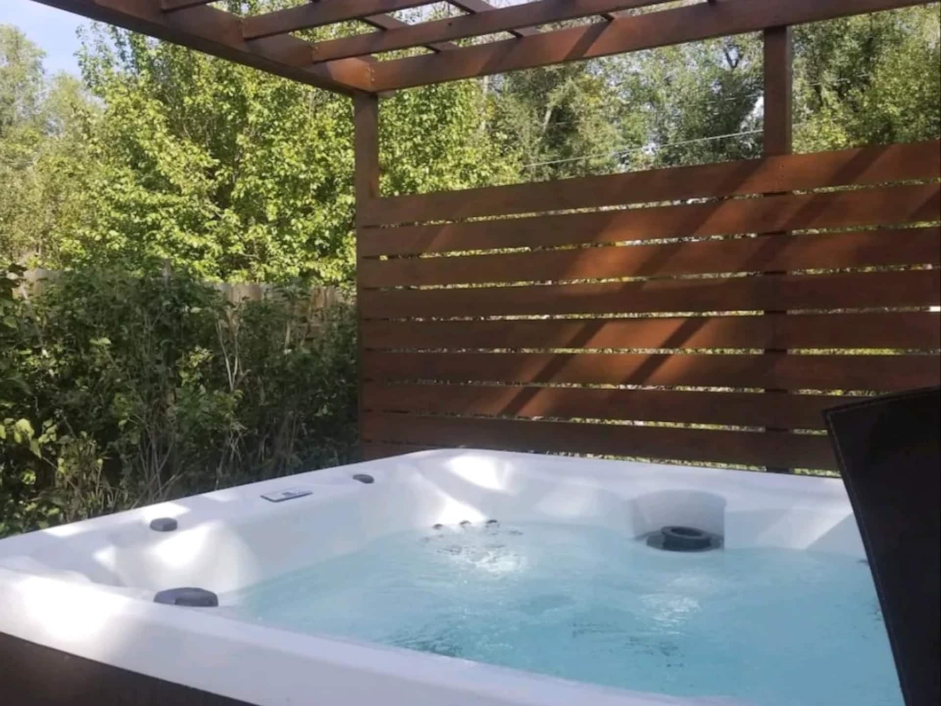 ⫸Cozy Retreat⫷ Fire Pit┃Peloton┃Corn Hole┃Hot Tub