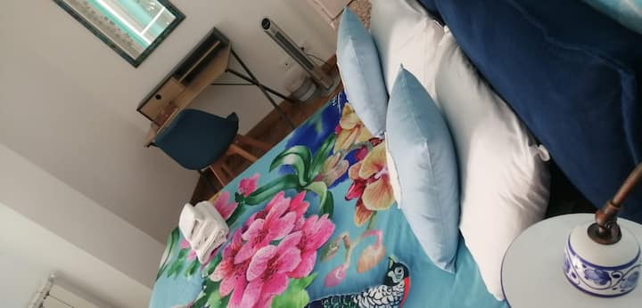 ห้องนอนคู่พร้อมมุมทำงานโดยเฉพาะ