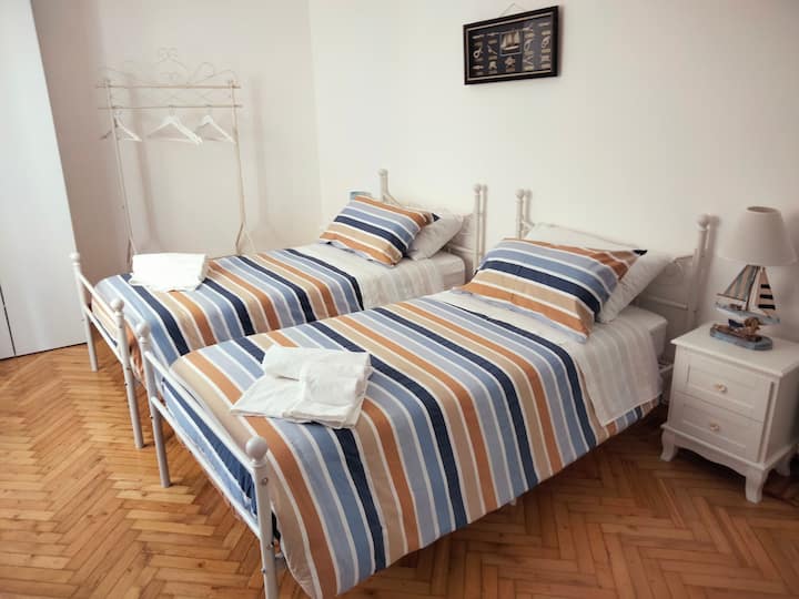 ห้องนอนกะลาสีเด็กๆจะชอบนอนในห้องธีมโจรสลัดนี้และห้องใหญ่จะชอบเตียงที่สะดวกสบายพร้อมที่นอนเมมโมรี่โฟม