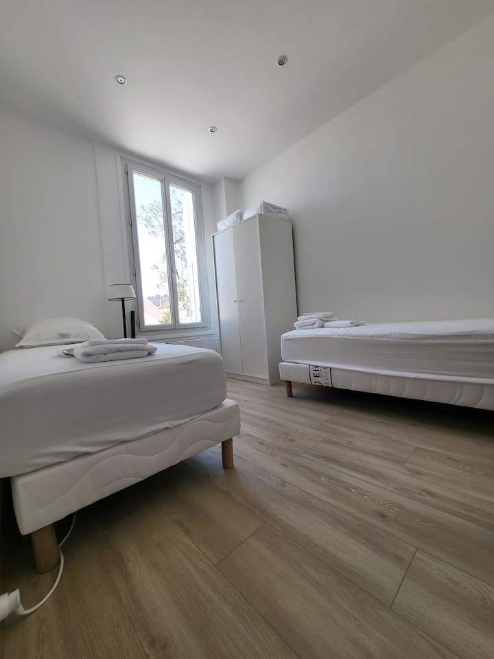 Спалня №3 с 2 единични легла 