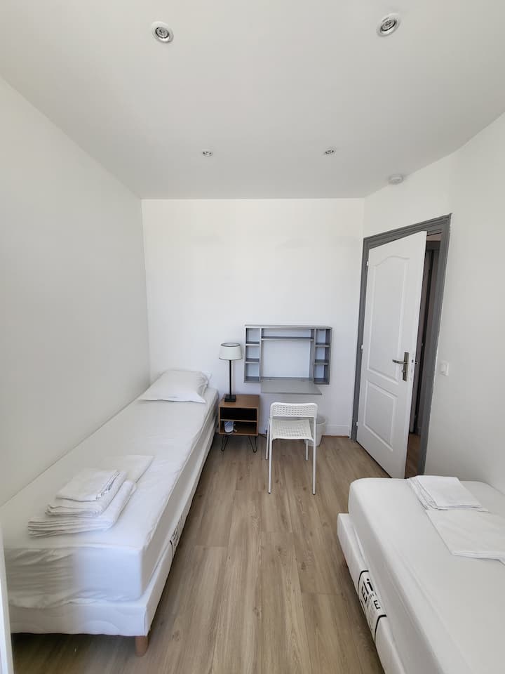 Спалня №2 с 2 единични легла 