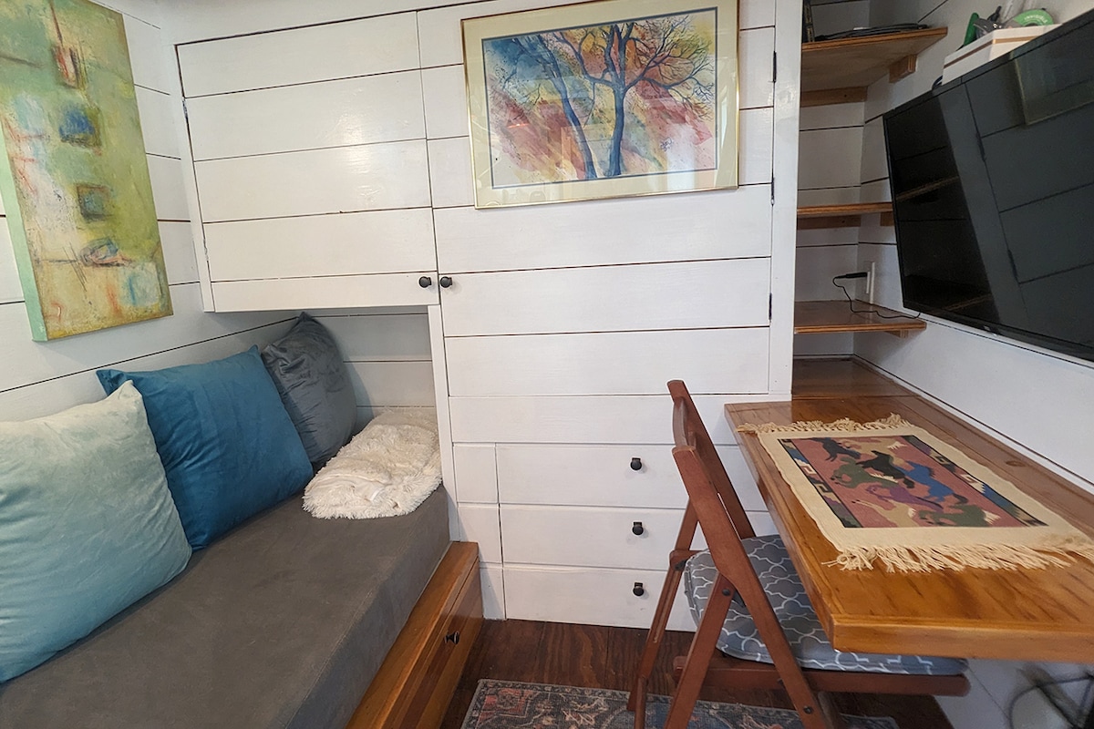 El sofá tiene dos cajones debajo para el almacenamiento. Hay fundas de sofá para mascotas y opciones de sofá cama. La mesa de trabajo de la derecha se puede plegar hacia abajo. El WIFI es Starlink (satélite de banda ancha), muy rápido. Se proporcionan estaciones de acoplamiento, cables Ethernet y HDMI.
