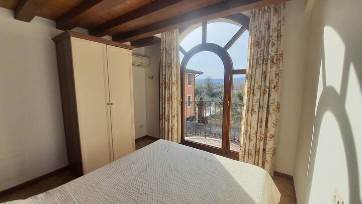 Camera da letto matrimoniale con letto francese