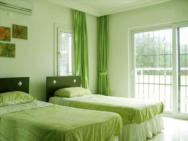 Спална соба 1 со двокреветни кревети кои може да се преместуваат заедно. Има трет кревет зад аголот во оваа спална соба. Балкон и сопствена туш-кабина.