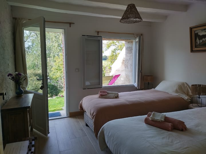 חדר שינה עם תנור לחם במיטות זוגיות